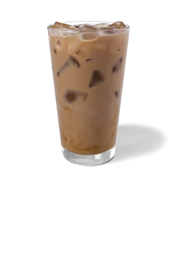 Un iced latte într-un pahar înalt