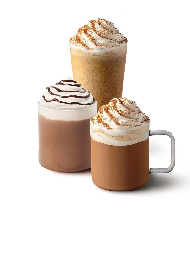 Selecție de Latte cu nuci și caramel, servit într-o varietate de pahare