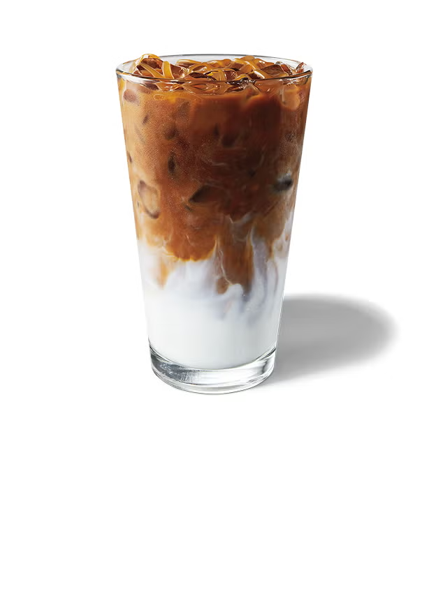 Un iced caramel macchiato într-un pahar înalt 