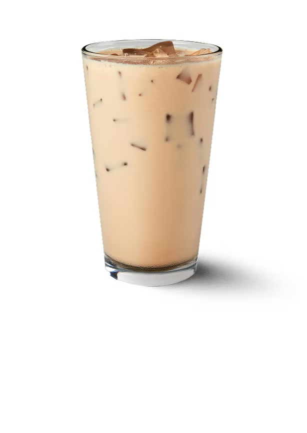 Un iced chai latte într-un pahar înalt