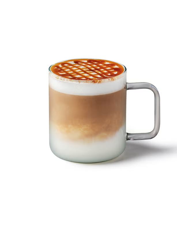 Un caramel macchiato într-o cană de sticlă