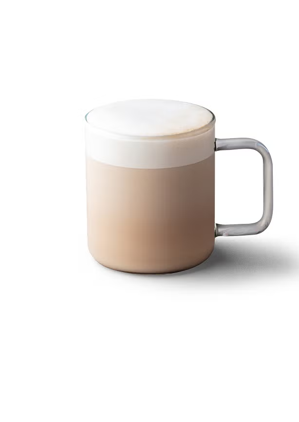 Un chai latte într-o cană de sticlă
