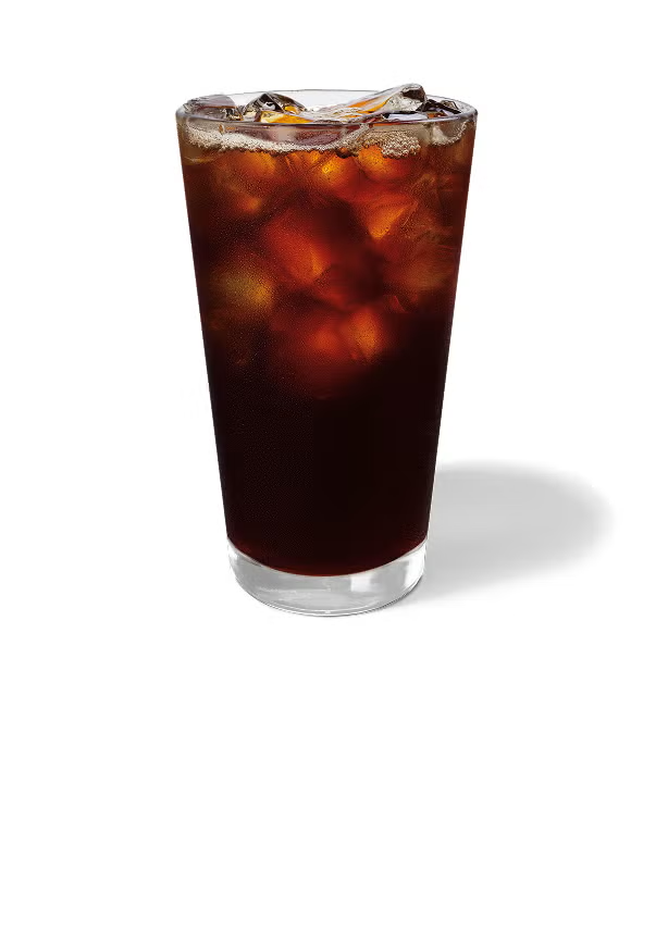 Un iced americano într-un pahar înalt