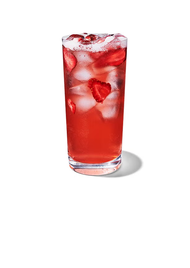Băutură Refresha® Starbucks Açai cu căpșuni într-un pahar înalt