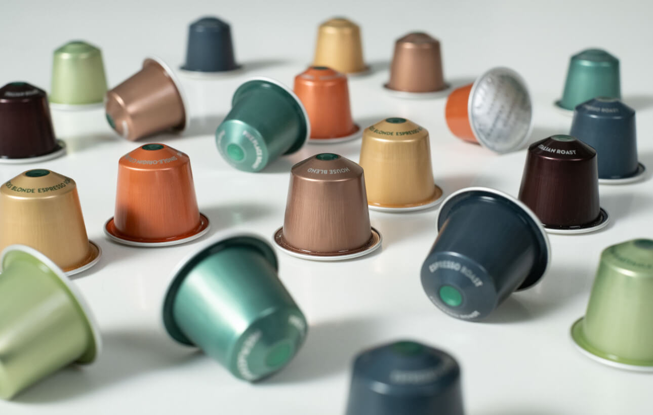 Diverse capsule de cafea We Proudly Serve Starbucks pe blat