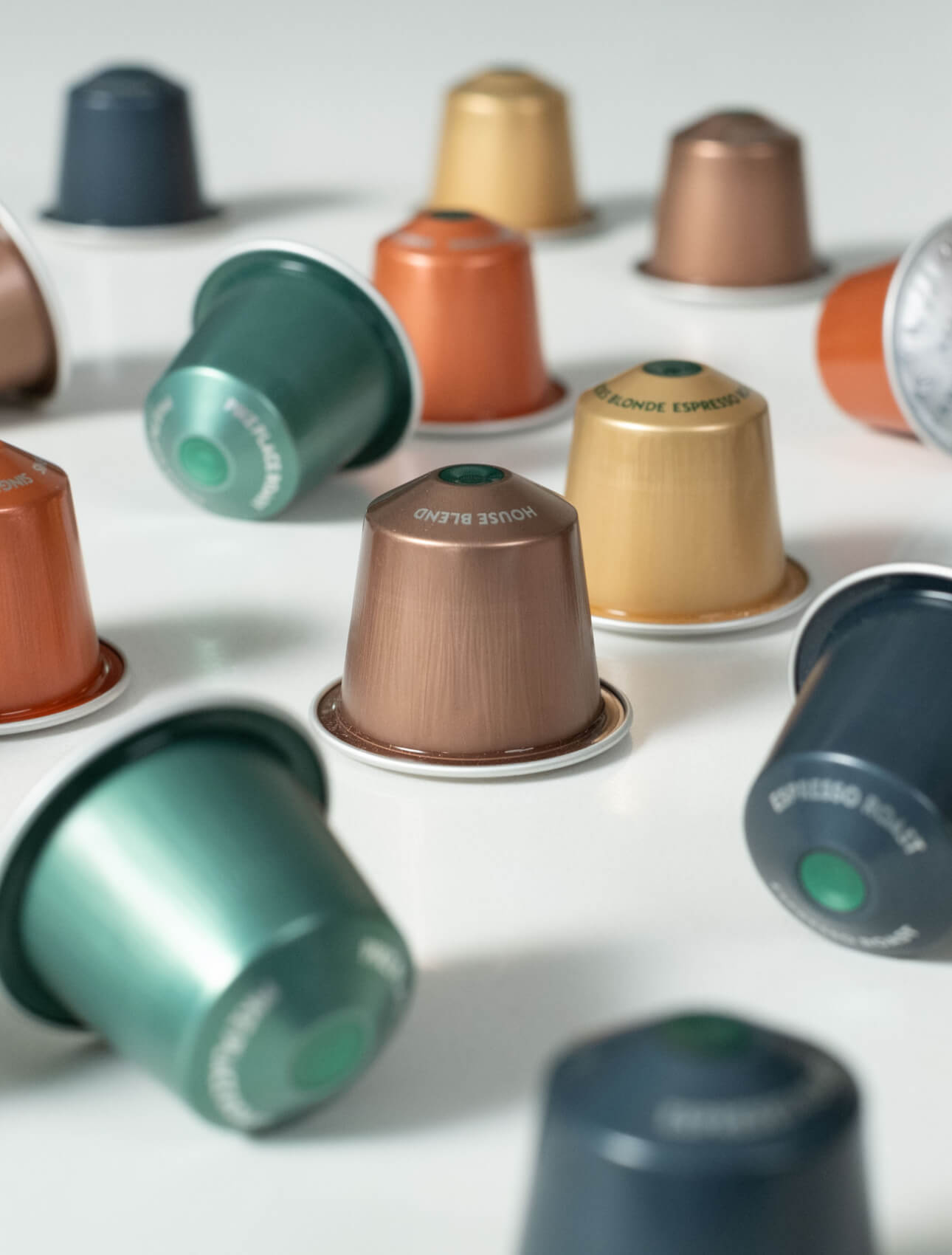 Diverse capsule de cafea We Proudly Serve Starbucks pe blat