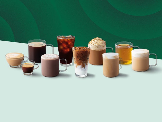 O varietate de cafea și alte băuturi așezate pe două rânduri