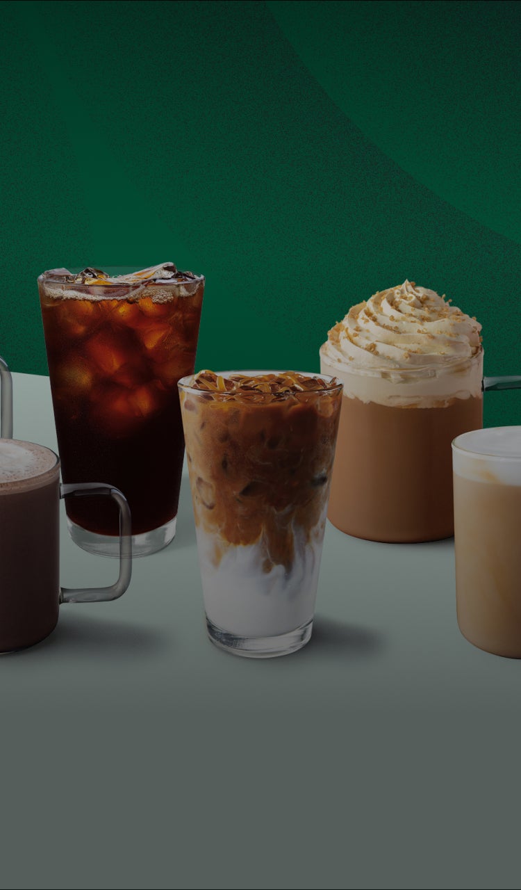 O varietate de cafea și alte băuturi așezate pe două rânduri