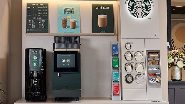 O stație de cafea cu autoservire We Proudly Serve Starbucks 