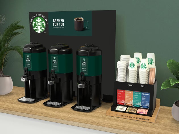 Soluția de preparare a cafelei în varianta tall, cu o stație de cafea cu autoservire cu trei dozatoare mari de cafea și o sel